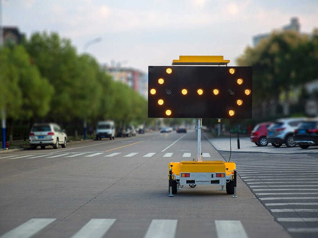 How to Choose the Right Arrow Board Size for Highway vs Urban Jobs